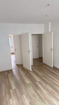 Schlafzimmer,Zuang über Flur und 3.Zimmer.jpg
