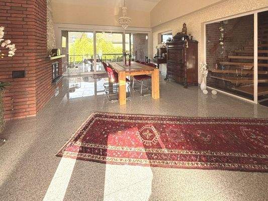 Lichtdurchflutetes Foyer mit Kamin