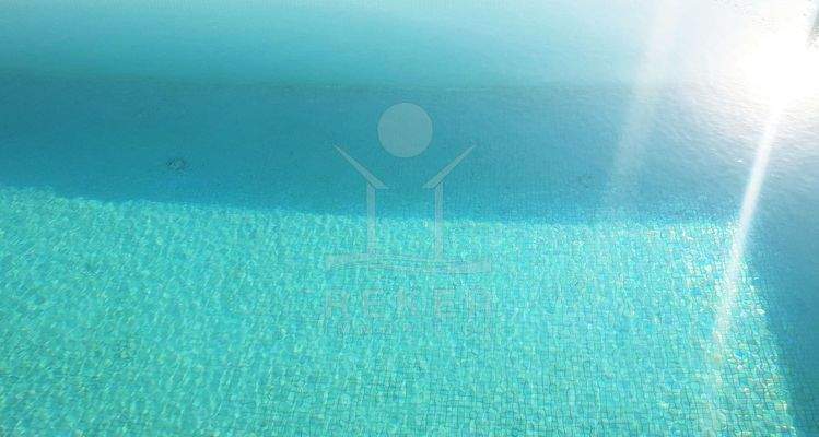 Ein Pool ergänzt den Luxus