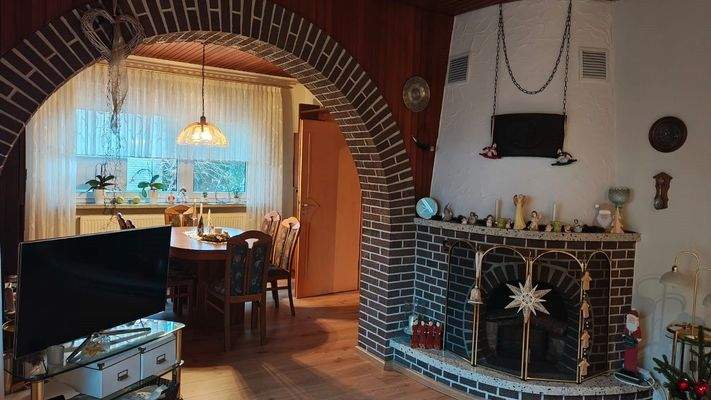 Wohnzimmer mit Kamin und Essecke