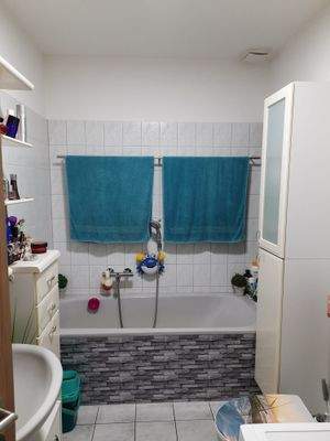 Großes Bad mit Badewanne