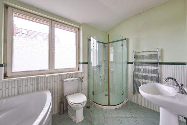 Bad mit Dusche und Badewanne