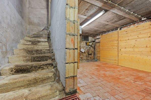 UG | Treppe und Raum mit Wasseranschluss