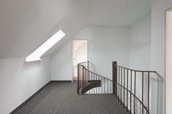 Der Flur mit Treppenaufgang im Dachgeschoss