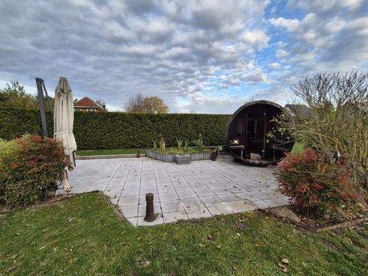 Blick von der Terrasse auf die Fass-Sauna