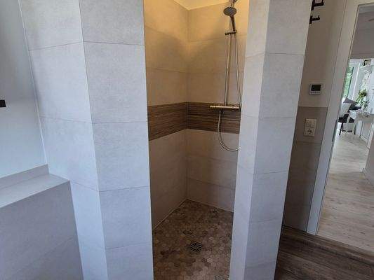 15 Dusche Bad OG - 2K JPEG.jpg