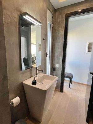 Einzigartige Villa am Meer mit Innenpool, Gärten und Gästehaus