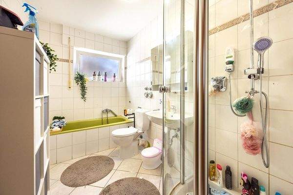 Tageslichtbad mit Dusche und Badewanne