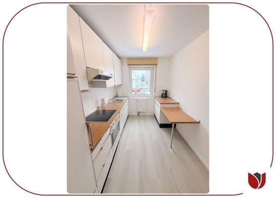 Küche mit neuem Bodenbelag - hell und wohnlich