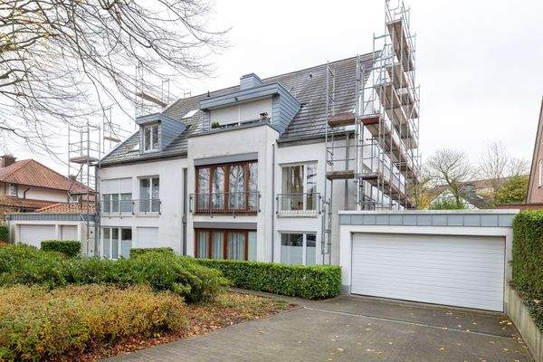 Ansicht Haus und Garage