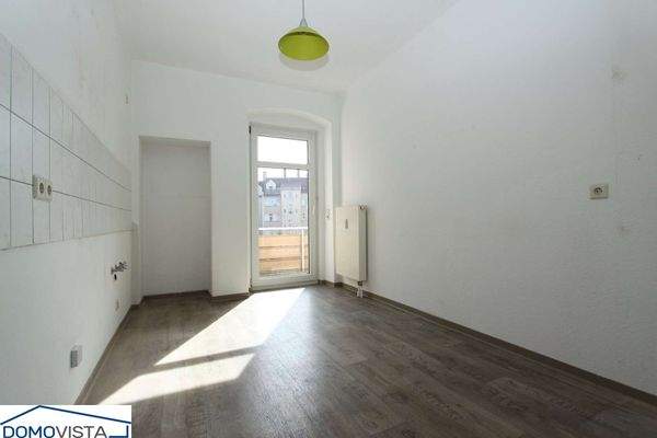 Küche mit Zugang zum Balkon