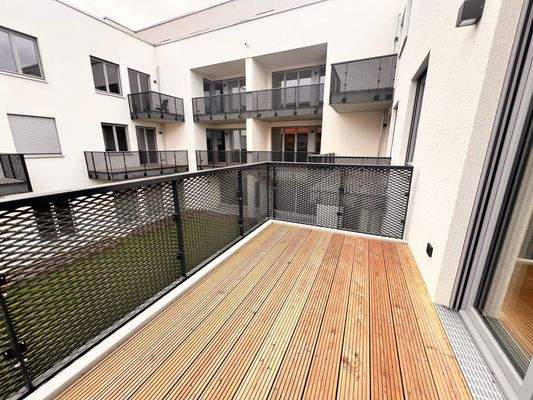 Moderne Terrasse mit Ausblick