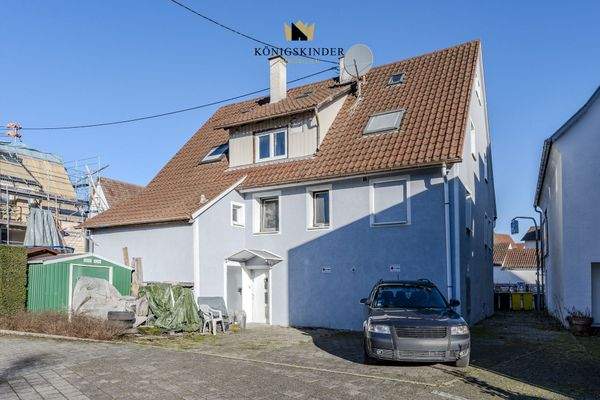 Hofseite mit zwei Stellplätzen