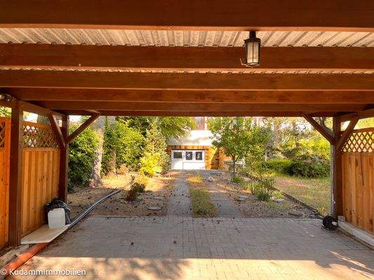Carport und Auffahrt