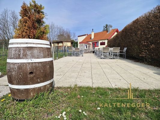 Hinteransicht: Terrasse mit Restaurant