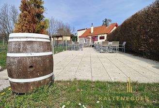 Hinteransicht: Terrasse mit Restaurant