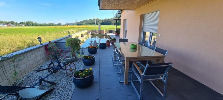 Terrasse mit Blick zum Teich