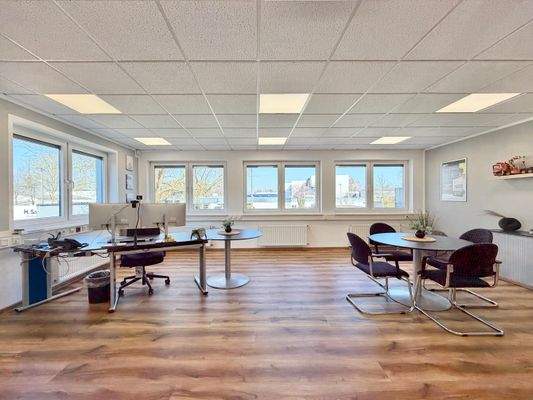 Bürogeb., Büro im OG