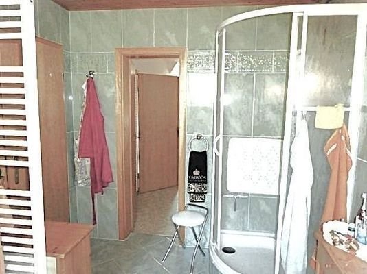 DG: Bad mit Wanne, Dusche, WC und Waschtisch