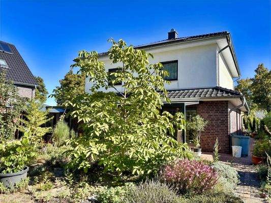 Süd-/Westansicht aus dem Garten auf das Haus