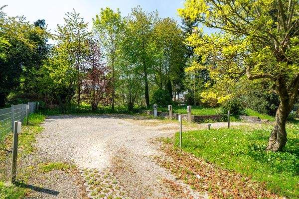 Außenansicht Stellplätze mit Ladestation