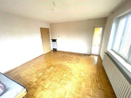 Wohnzimmer mit Zugang zum Balkon 