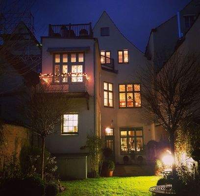 Rückansicht bei Nacht