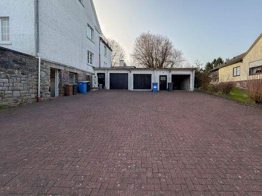 Garagen und Stellplätze