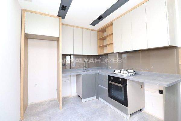 Flat in a Complex with Pool Near Antalya City Hospital in Kepez