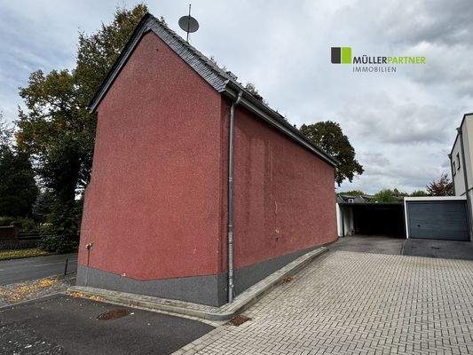 Seiten,Rückseite und Carport