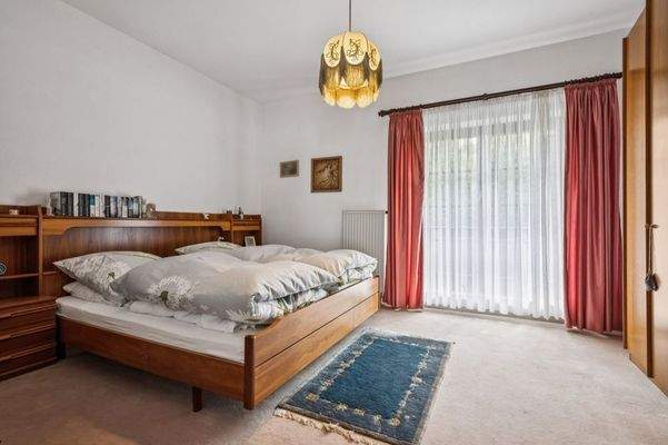 Schlafzimmer mit Balkon im DG