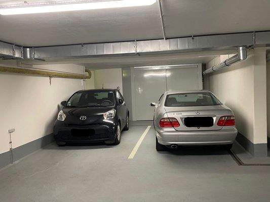Tiefgaragenstellplatz zzgl. Metallschrank