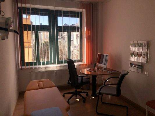 Behandlungsraum 1.jpg