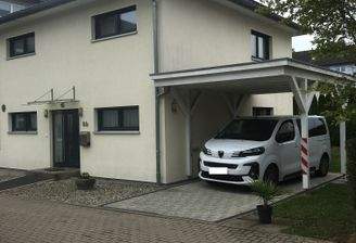 Außenansicht mit Carport