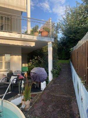 Rückansicht_Weg zum Pool