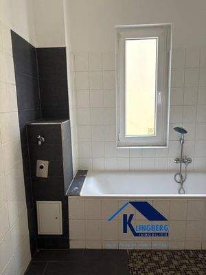 Tageslichtbad mit Wanne