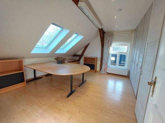 großes Büro mit eingebauten Safe