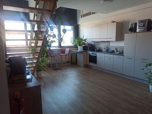 unterer großer Raum mit Küchenzeile