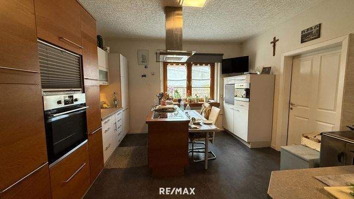 Küche mit Esstisch