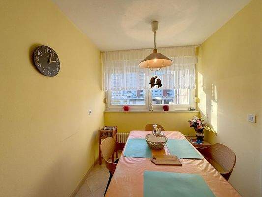 ... angrenzendem Essbereich