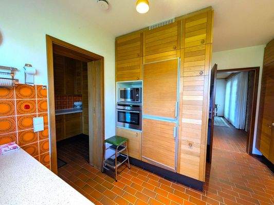 ... und enthält hochwertige Einbaugeräte.