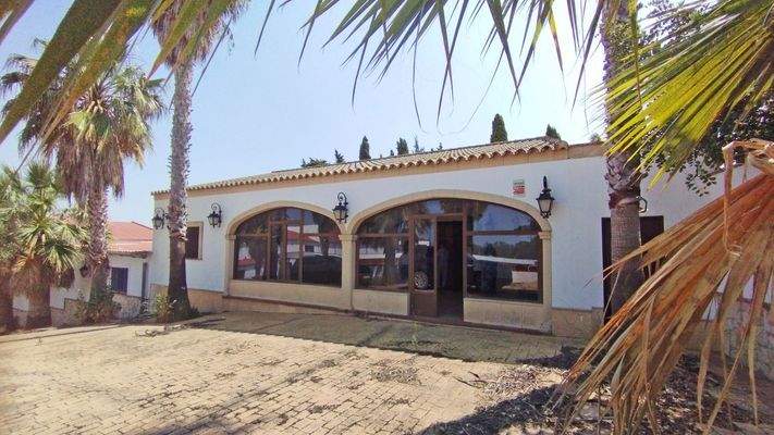 2536M Andalusien, Arcos de la Frontera, finca mit Lagerhallen, Stierkampfarena, Haus, Eventlocation zu verkaufen
