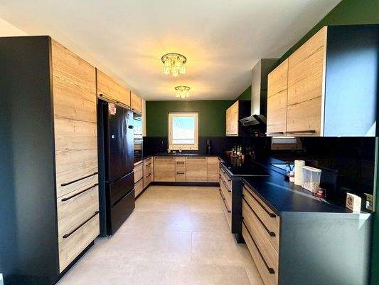 Küche mit neuwertiger Einbauküche