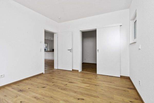 Schlafzimmer mit Ankleideraum