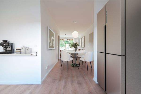 Blick aus der Küche in den Wohnbereich