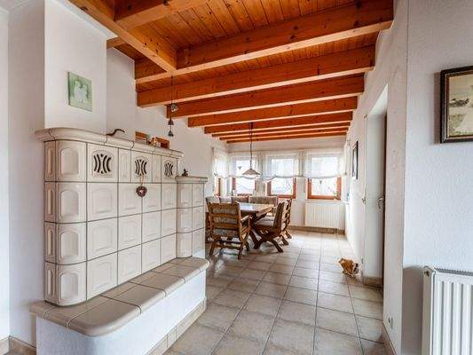 Kachelofen im Wohn-Essbereich