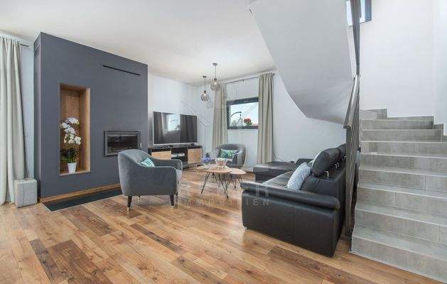 Erdgeschoss: offener Wohn-, Ess- & Küchenbereich, Schlafzimmer mit eigenem Bad, Gäste-WC