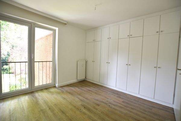 Schlafzimmer mit gr. Einbauschrank 