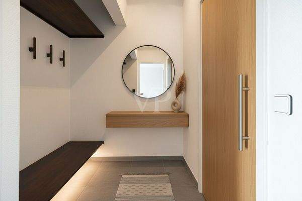 Garderobe mit Zugang zum Gäste-WC KI modifiziert