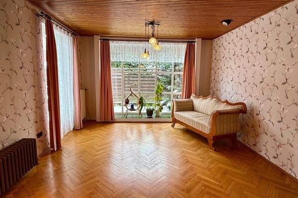 Wohnzimmer mit großer Fensterfront.